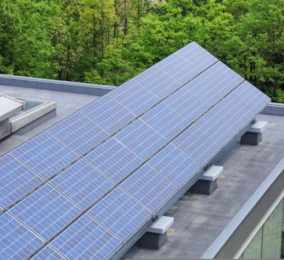 découvrez les avantages des panneaux photovoltaïques pour toits plats. optez pour une solution écologique et économique qui maximise l'utilisation de l'espace de votre toit tout en réduisant votre empreinte carbone. informez-vous sur l'installation, l'entretien et les bénéfices à long terme de cette technologie solaire innovante.