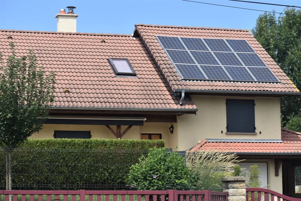 découvrez les avantages des panneaux photovoltaïques zinc pour votre maison. alliez esthétisme et performance énergétique avec des solutions durables et écologiques. optez pour une énergie renouvelable et faites des économies sur vos factures tout en préservant l'environnement.
