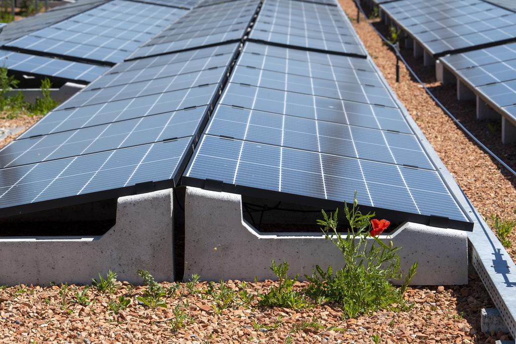 découvrez les avantages des panneaux solaires en suisse : une solution éco-responsable pour réduire votre facture d'énergie et contribuer à la protection de l'environnement. profitez des subventions et des aides lors de votre installation !