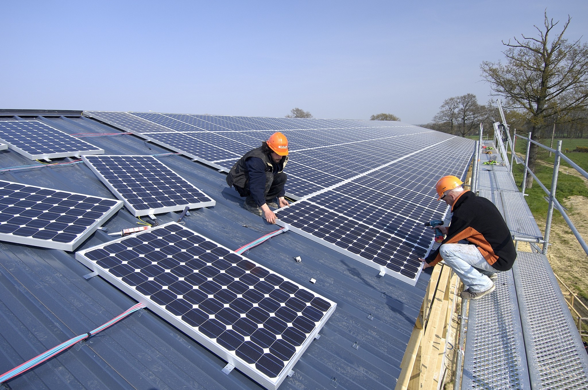 découvrez les dernières réglementations sur les panneaux photovoltaïques en france. informez-vous sur les normes, aides financières et démarches à suivre pour installer des panneaux solaires en toute conformité.
