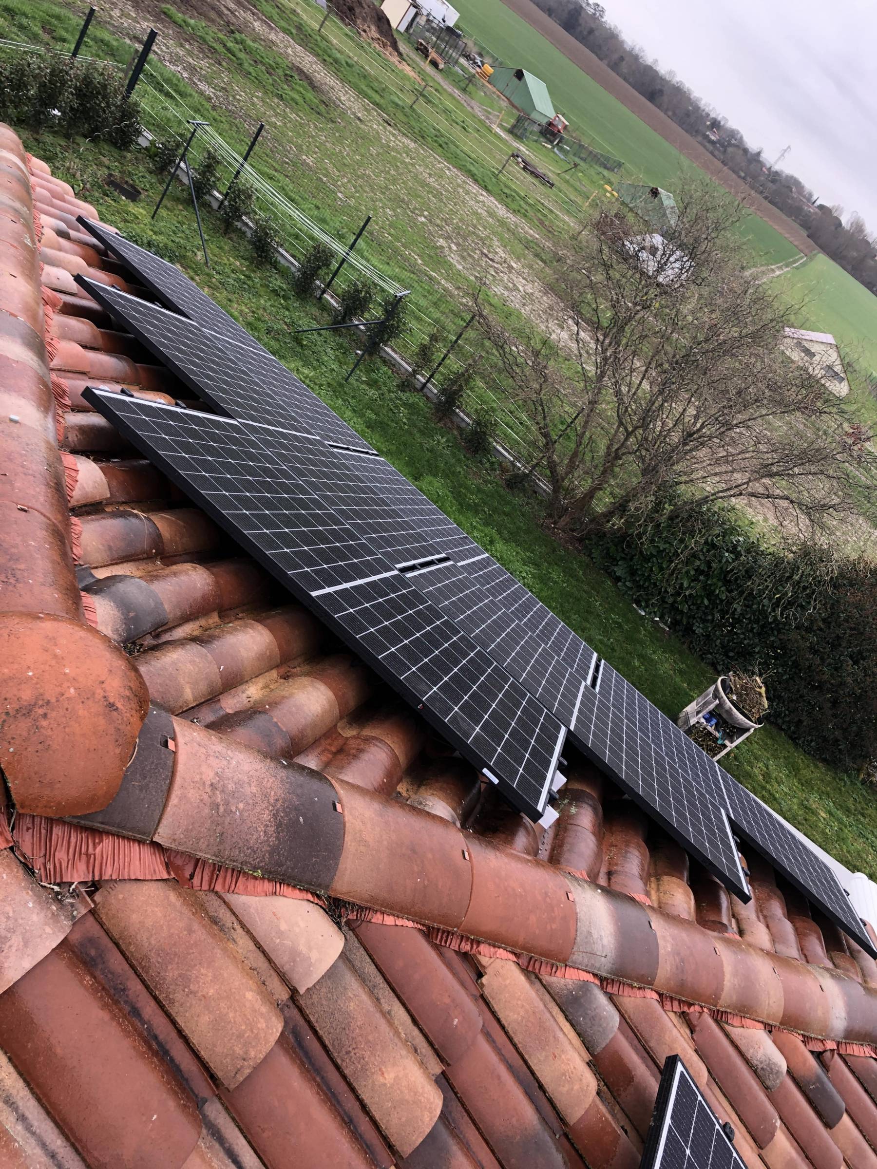 découvrez les réglementations essentielles concernant l'installation de panneaux photovoltaïques en france. informez-vous sur les normes à respecter, les aides disponibles et les démarches administratives pour profiter pleinement de l'énergie solaire tout en étant en conformité avec la législation.