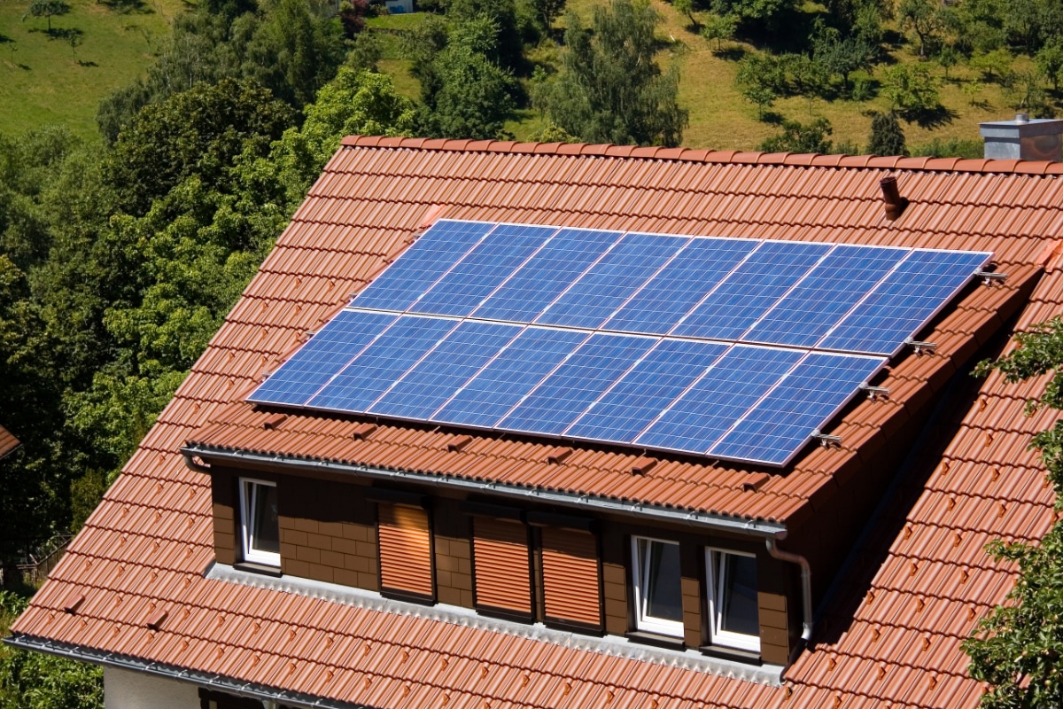 découvrez comment optimiser la rentabilité de vos panneaux photovoltaïques grâce à des conseils pratiques et des informations sur le rendement, l'installation et les aides financières disponibles.