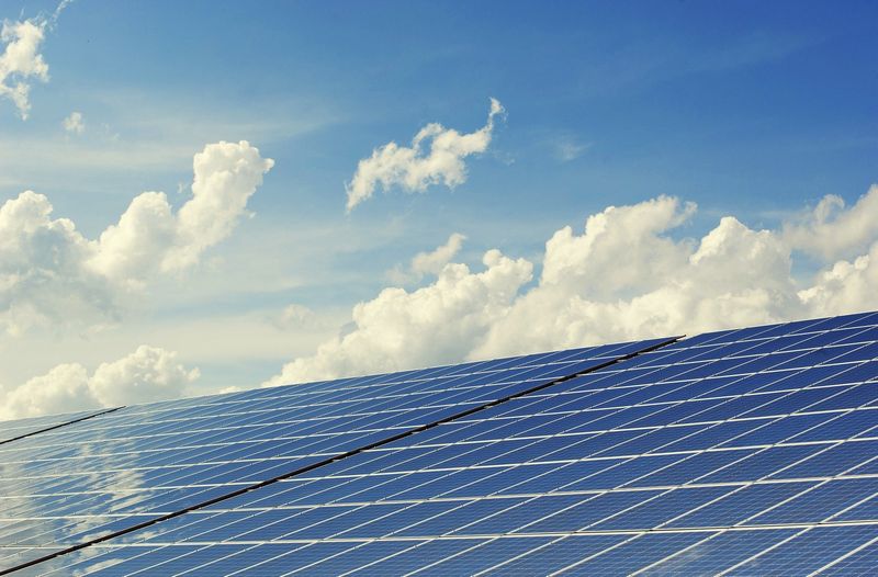 découvrez les risques associés à l'installation et l'utilisation des panneaux photovoltaïques. informez-vous sur les dangers potentiels, les erreurs courantes et les meilleures pratiques pour assurer une installation sécurisée et efficace de votre système solaire.