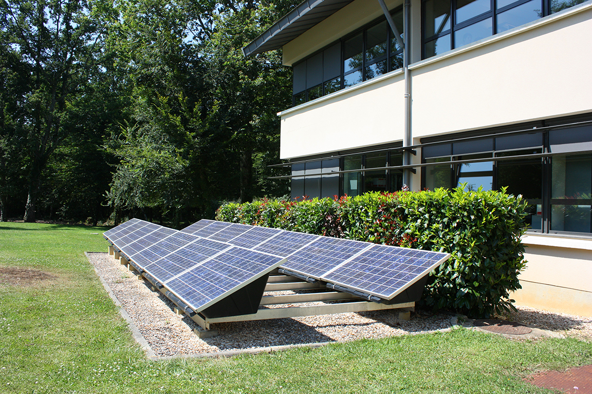 découvrez les principaux risques liés à l'installation et à l'utilisation des panneaux photovoltaïques. informez-vous sur les aspects environnementaux, de sécurité et d'entretien pour une installation optimale et durable.