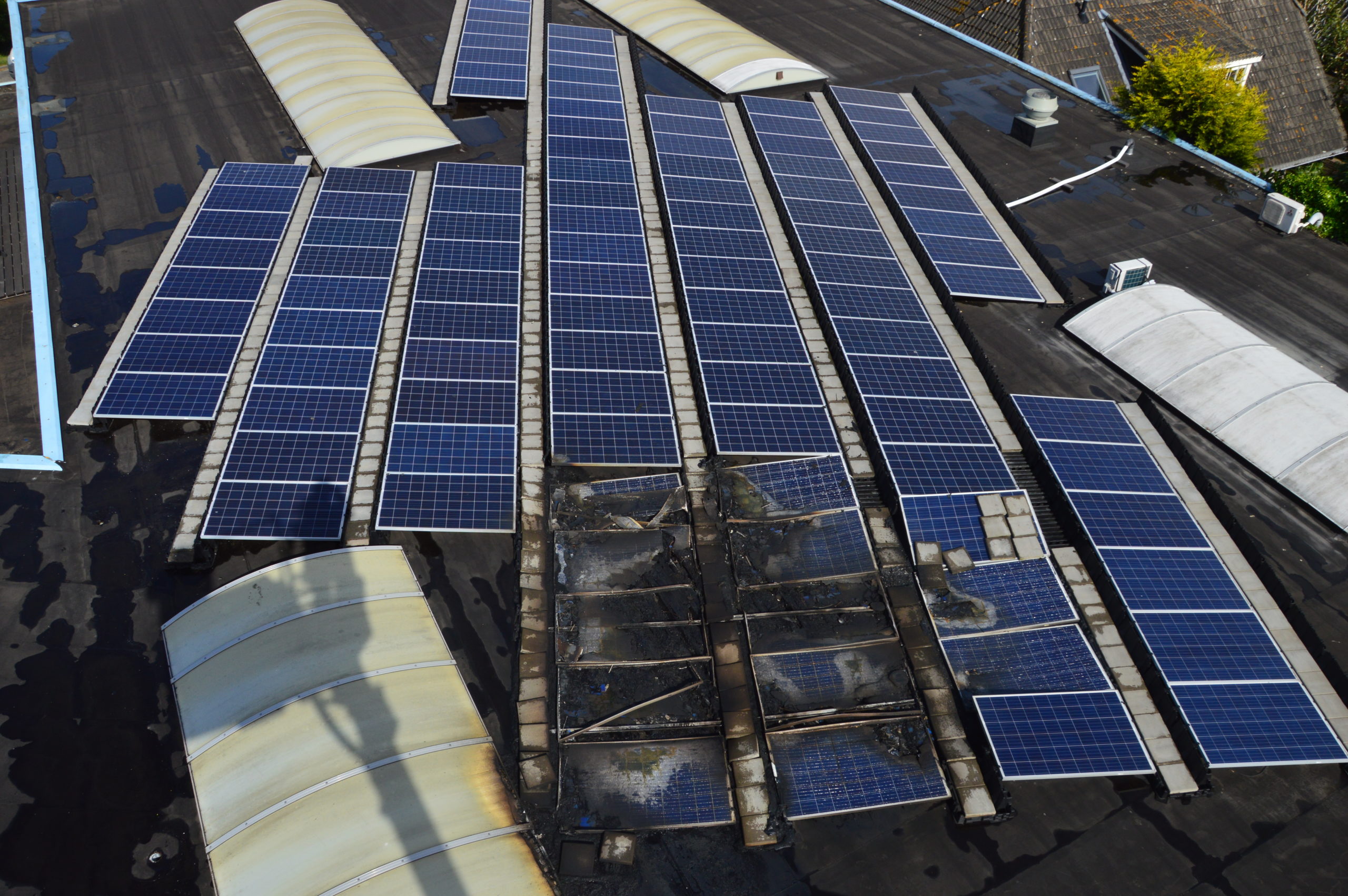 découvrez nos solutions de sécurité incendie adaptées aux panneaux photovoltaïques. assurez la protection de vos installations solaires et prévenez les risques d'incendie grâce à des systèmes efficaces et conformes aux normes en vigueur.