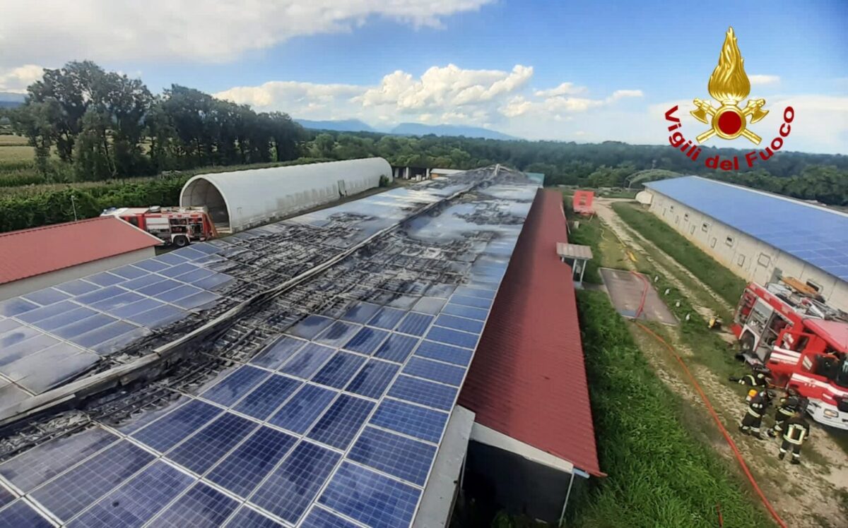 découvrez l'importance de la sécurité incendie pour les panneaux photovoltaïques. protégez votre installation solaire des risques d'incendie grâce à nos conseils et solutions adaptées pour garantir une performance optimale et sécurisée.