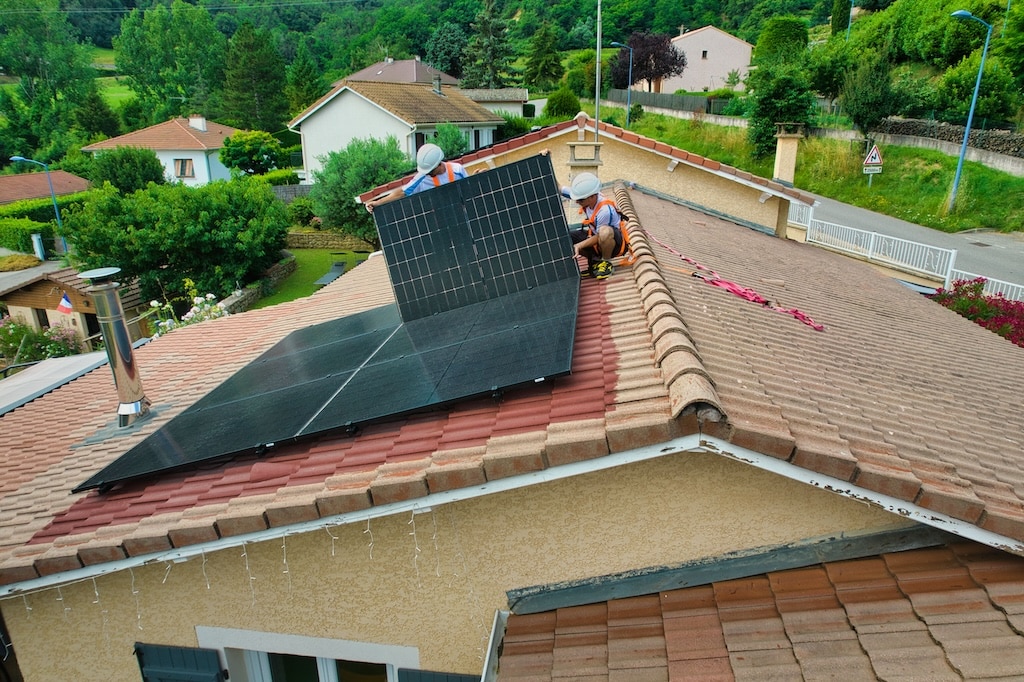 découvrez tout ce qu'il faut savoir sur les sinistres photovoltaïques : leurs causes, les démarches à suivre pour une indemnisation, et les conseils pour prévenir les dommages sur vos installations solaires.