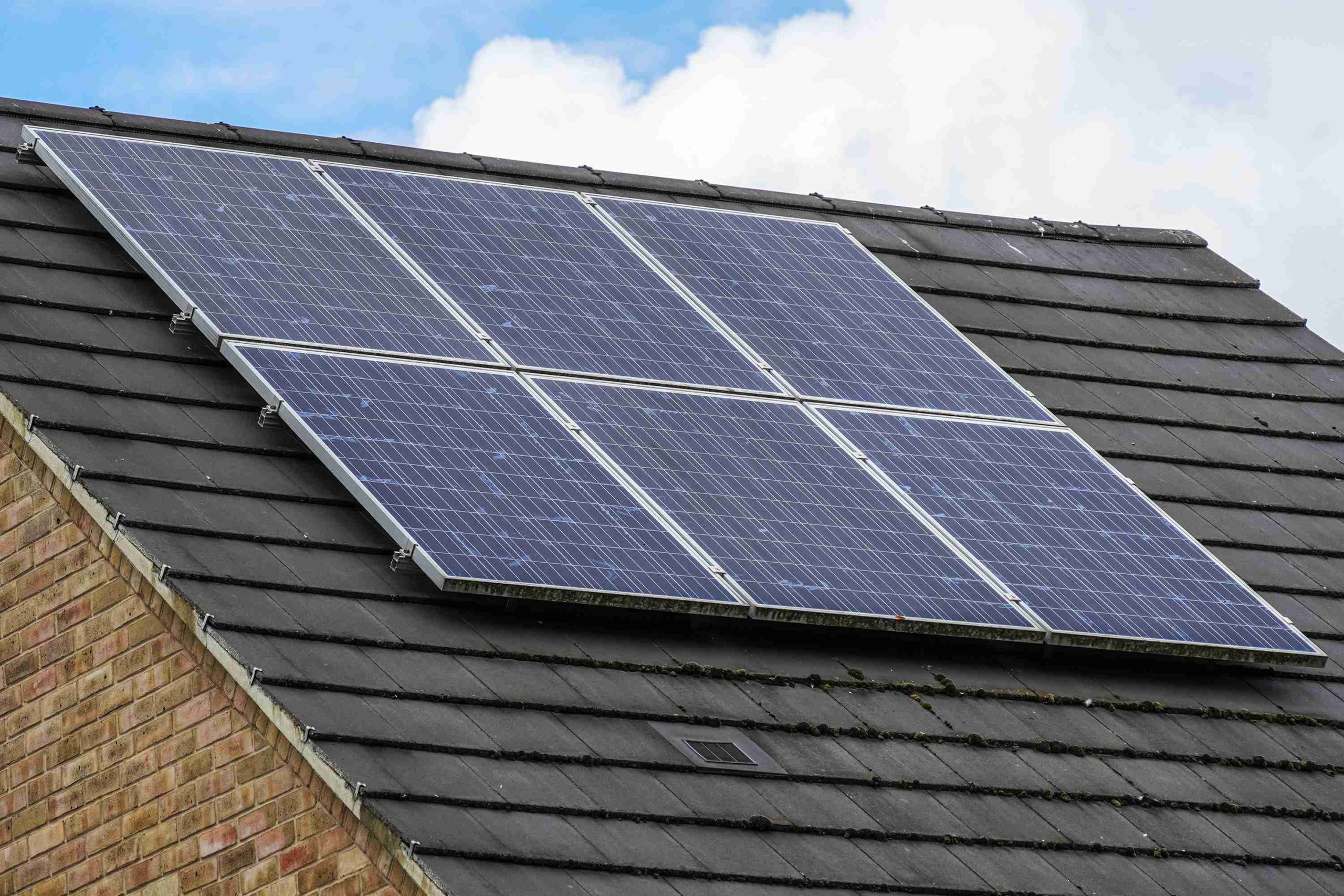 découvrez tout ce que vous devez savoir sur la taxe liée aux panneaux photovoltaïques en france. cette guide vous explique les implications fiscales, les exonérations possibles et les démarches à suivre pour optimiser votre investissement en énergie solaire.