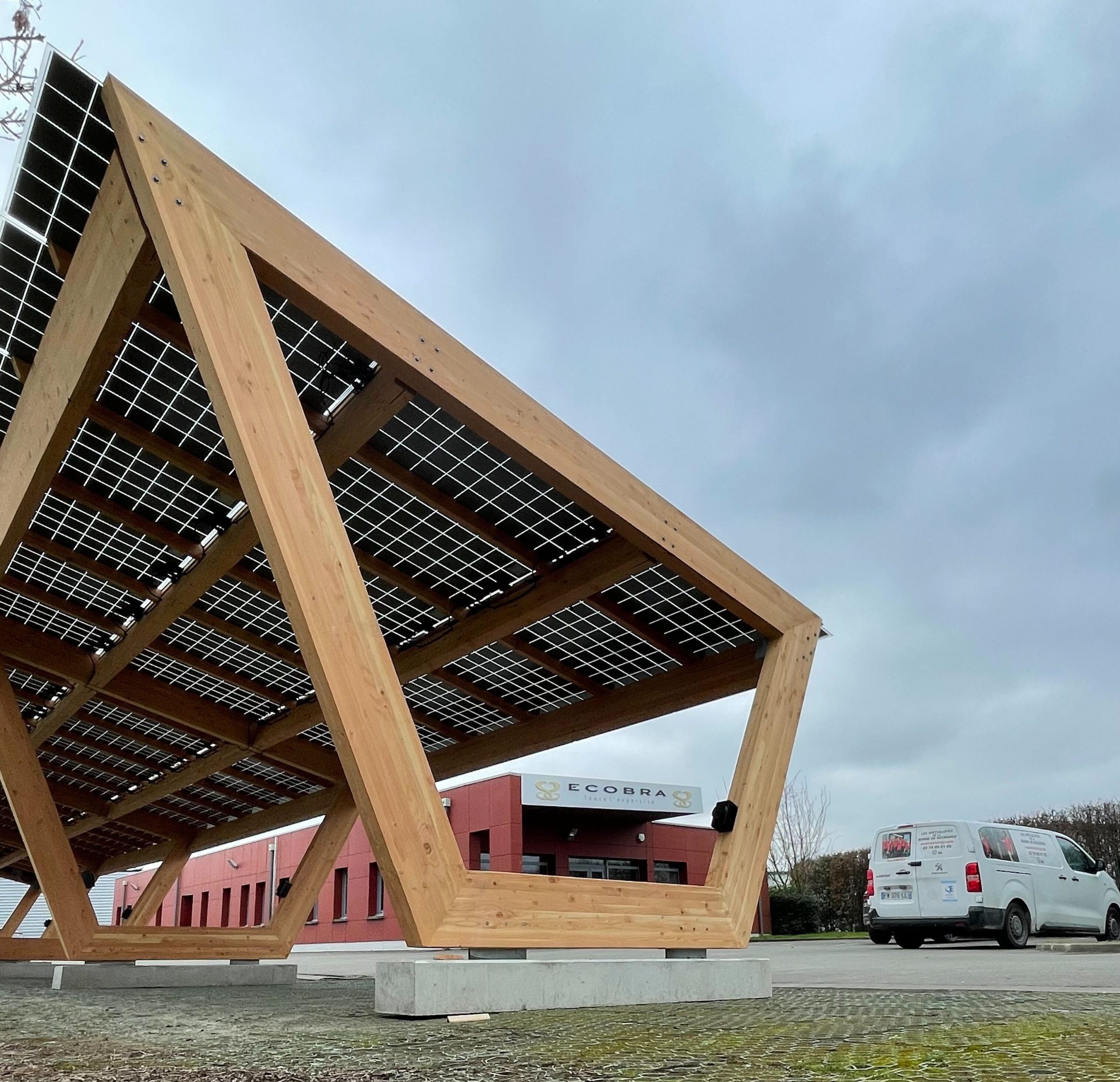 découvrez tout ce qu'il faut savoir sur la tva applicable aux panneaux photovoltaïques : taux, exonérations et implications fiscales pour les particuliers et les entreprises souhaitant investir dans l'énergie solaire.