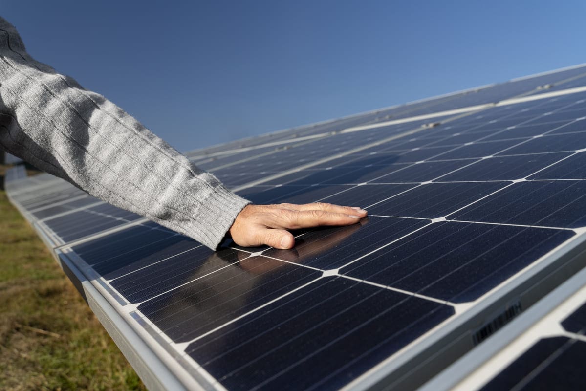 découvrez notre guide complet pour l'aide à l'installation de panneaux photovoltaïques. optimisez votre production d'énergie renouvelable et réduisez vos factures d'électricité avec des conseils pratiques et des étapes claires.