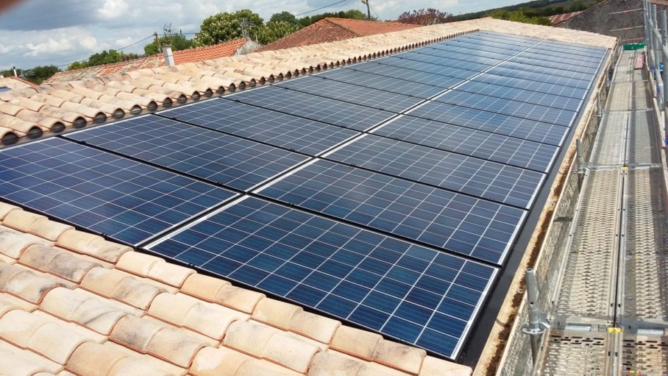 découvrez les avantages et les inconvénients des panneaux photovoltaïques. explorez comment cette source d'énergie renouvelable peut réduire vos factures d'électricité tout en présentant des défis à considérer pour une adoption réussie.