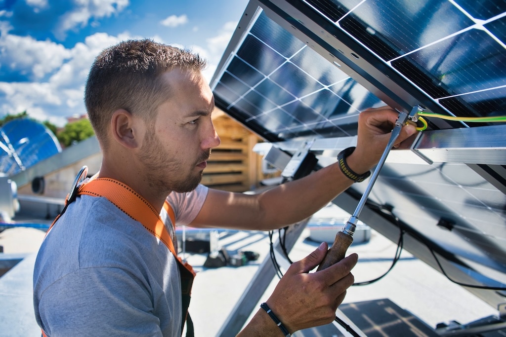 découvrez les causes et les solutions à la baisse de rendement des panneaux photovoltaïques. optimisez votre installation solaire pour maximiser votre production d'énergie et préserver votre investissement.