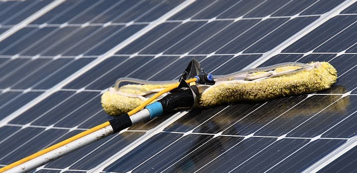 découvrez l'importance de l'entretien des panneaux photovoltaïques pour garantir leur performance optimale et prolonger leur durée de vie. apprenez les meilleures pratiques et conseils d'experts pour maintenir vos installations solaires en parfait état.