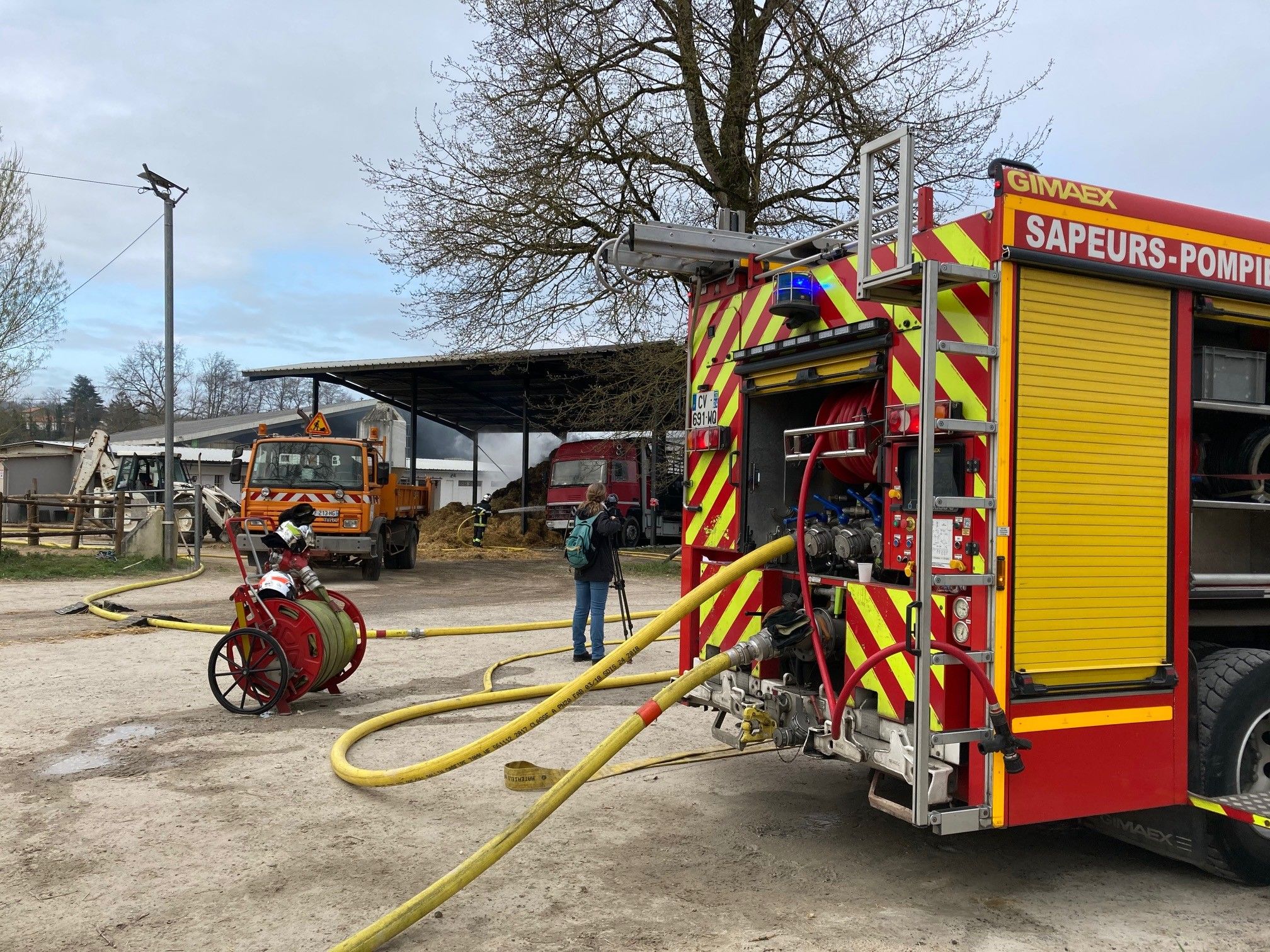 découvrez les détails de l'incendie survenu dans un hangar en dordogne, ses causes possibles, les interventions des pompiers et les conséquences sur la communauté locale. restez informés des dernières nouvelles sur cet événement marquant.