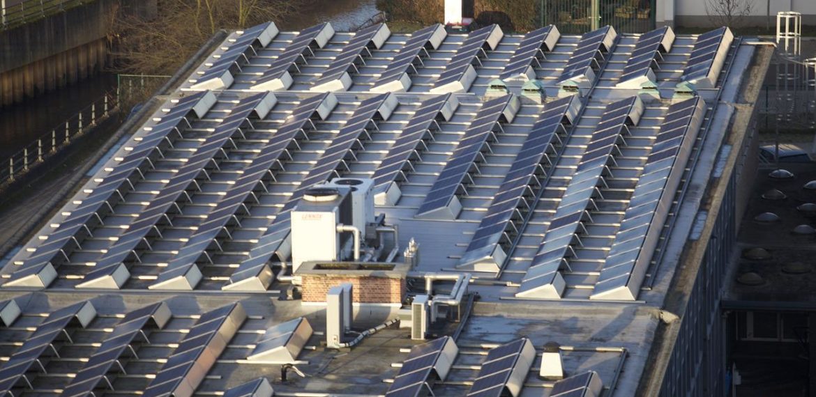 découvrez comment investir dans des panneaux photovoltaïques peut vous permettre de réduire vos factures d'électricité tout en contribuant à une planète plus verte. apprenez les avantages financiers et environnementaux de cette énergie renouvelable.