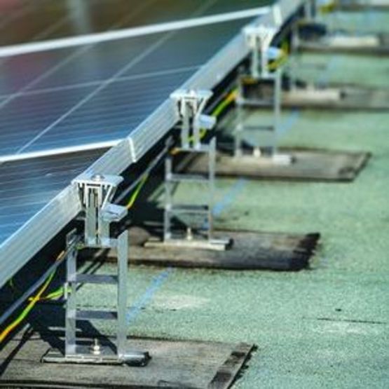 découvrez nos solutions de logistique pour l'acheminement et l'installation de panneaux photovoltaïques. optimisez votre projet d'énergie renouvelable avec notre expertise en gestion des flux, stockage et distribution. engagez-vous pour une transition énergétique efficace et durable.
