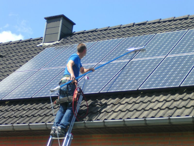 découvrez l'importance du nettoyage des panneaux photovoltaïques pour maximiser leur efficacité et prolonger leur durée de vie. nos services professionnels vous garantissent des installations toujours optimales pour profiter pleinement de l'énergie solaire.