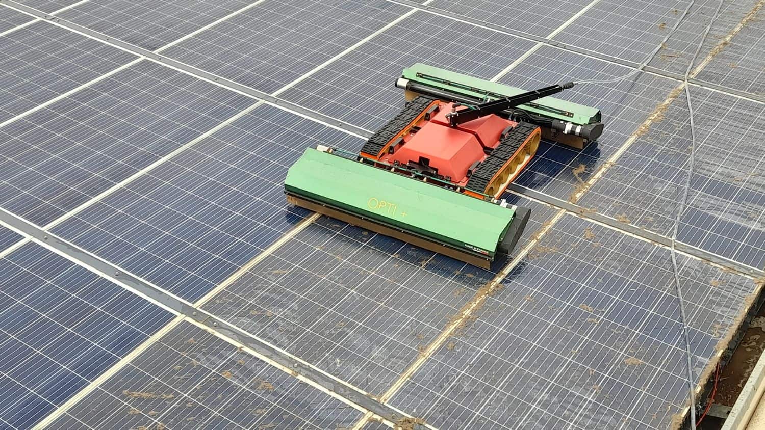 découvrez l'importance du nettoyage des panneaux photovoltaïques pour optimiser leur performance et leur durabilité. apprenez les meilleures techniques pour maintenir vos systèmes solaires propres et efficaces, afin de maximiser votre production d'énergie renouvelable.