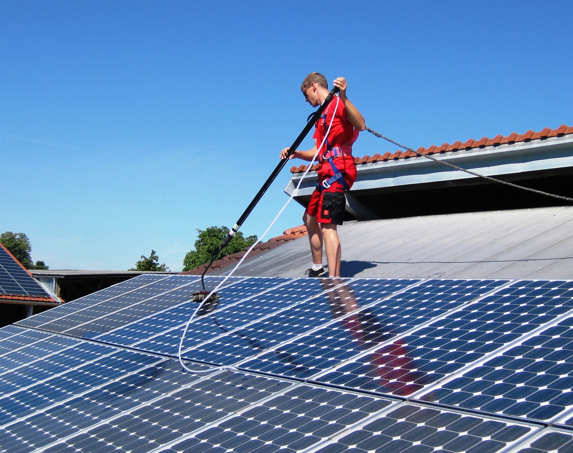 découvrez nos services de nettoyage spécialisés pour panneaux photovoltaïques. assurez le rendement optimal de vos installations solaires grâce à un entretien régulier et professionnel.