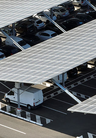 découvrez les obligations légales et les réglementations entourant l'installation de panneaux photovoltaïques en france. informez-vous sur les exigences techniques, les normes de sécurité et les démarches administratives nécessaires pour profiter des avantages de l'énergie solaire en toute conformité.