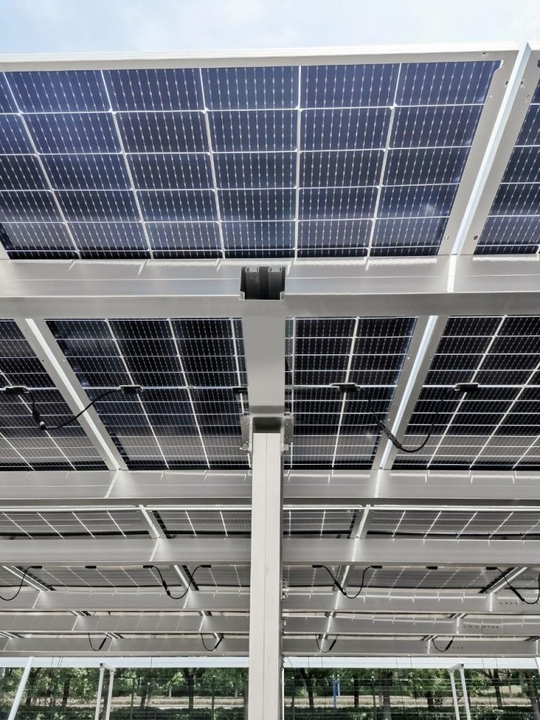 découvrez les ombrières photovoltaïques, une solution innovante alliant protection solaire et production d'énergie verte. idéales pour les parkings et espaces publics, elles optimisent l'espace tout en contribuant à la transition énergétique. économisez sur vos factures d'électricité tout en préservant l'environnement.