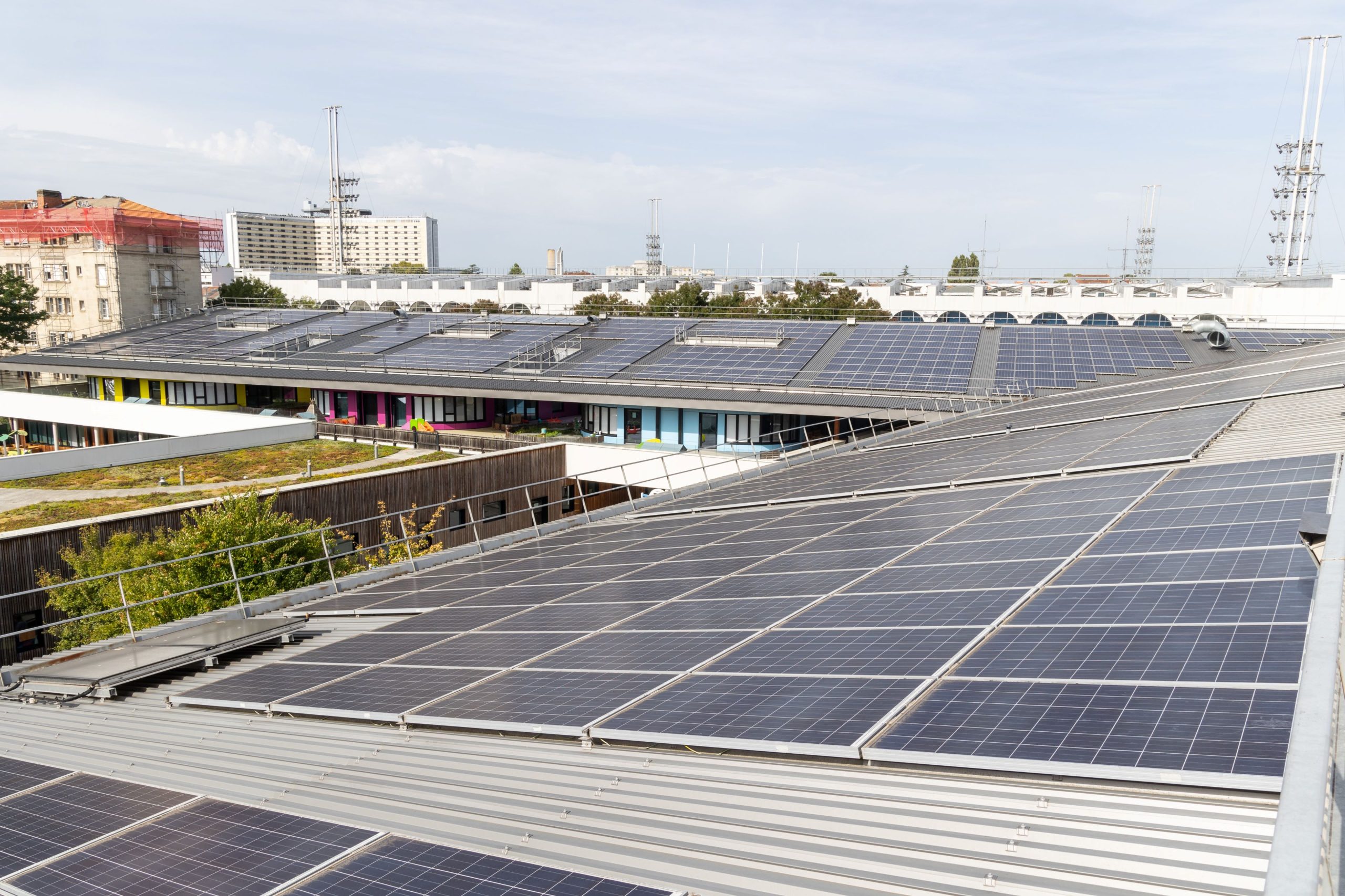 découvrez les enjeux et les implications de l'opposition aux panneaux solaires en gironde. informez-vous sur les motivations, les débats et les alternatives pour une transition énergétique durable dans cette région.