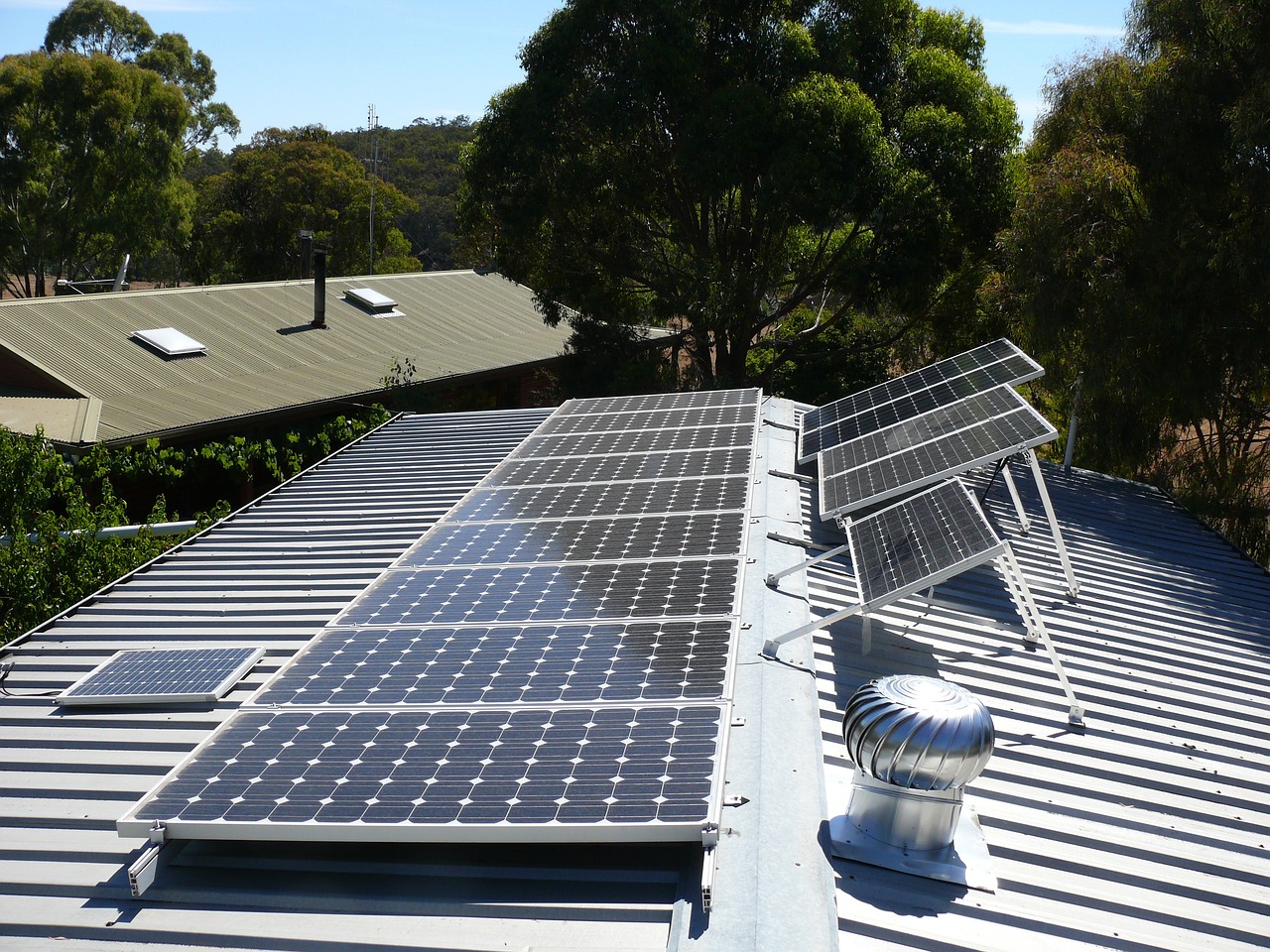 découvrez l'importance de l'orientation des panneaux photovoltaïques pour maximiser la production d'énergie solaire. apprenez les meilleures pratiques d'installation et les astuces pour optimiser votre système photovoltaïque et augmenter votre rentabilité.