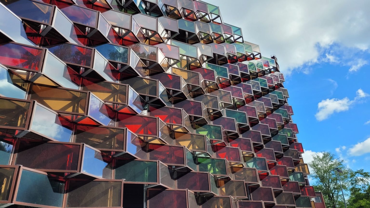 découvrez les avantages des panneaux photovoltaïques sur façade : une solution esthétique et performante pour produire de l'énergie renouvelable tout en améliorant l'efficacité énergétique de votre bâtiment.