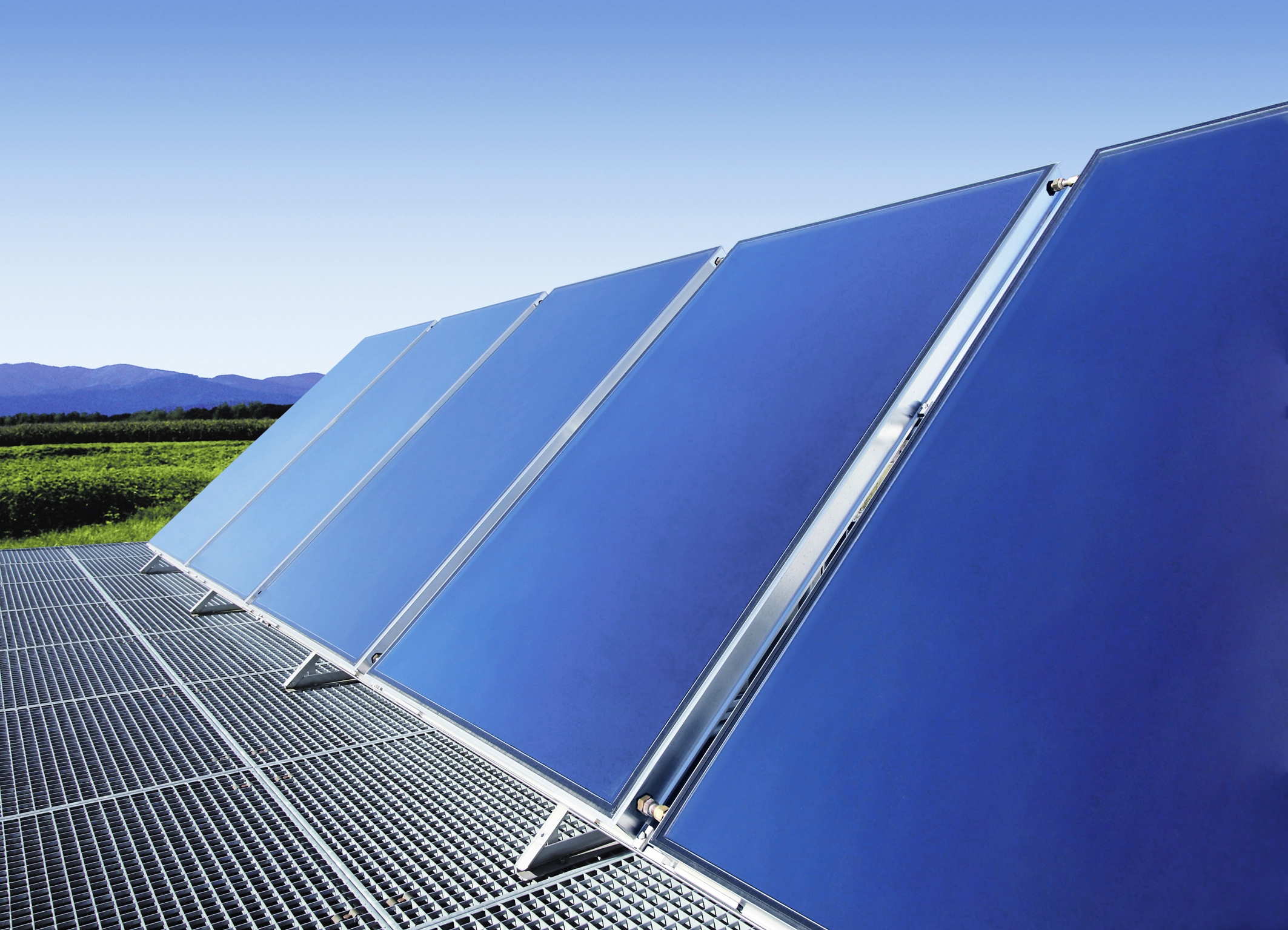 découvrez les différences entre les panneaux solaires et photovoltaïques : enjeux, fonctionnement et avantages pour réaliser le meilleur choix énergétique pour votre maison.
