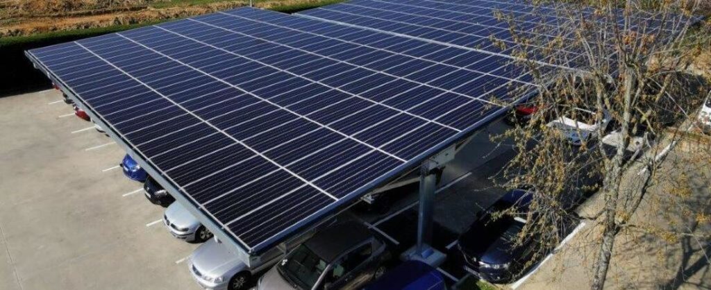 découvrez le parking iraty à biarritz, un espace de stationnement innovant alimenté par l'énergie photovoltaïque. profitez d'une solution durable et écologique tout en visionnant la beauté de biarritz. retrouvez la commodité de vous garer tout en respectant l'environnement.