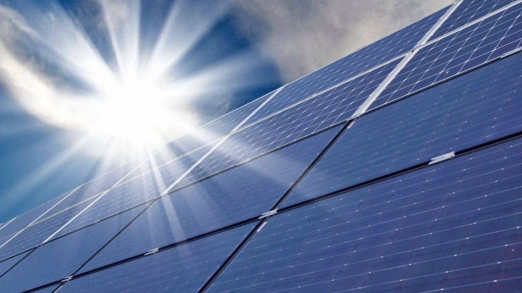 découvrez tout ce qu'il faut savoir sur la surface des panneaux solaires, leur dimensionnement, leur efficacité et comment maximiser la production d'énergie solaire pour votre maison ou votre entreprise.