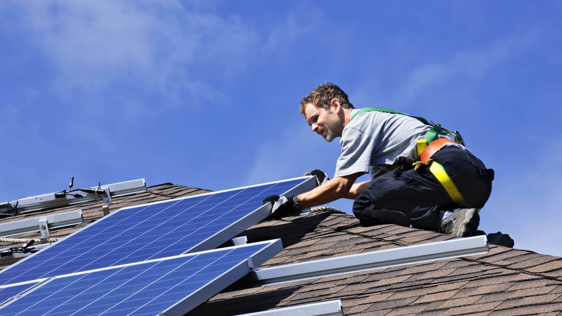 découvrez tout sur les surfaces des panneaux solaires : dimensions, efficacité et impact sur la production d'énergie. optimisez votre installation solaire en comprenant comment la superficie influence le rendement et les performances de votre système photovoltaïque.