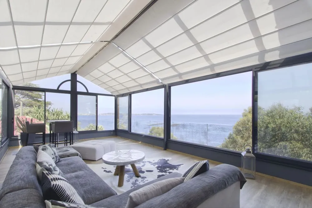 découvrez les avantages d'une véranda solaire pour votre maison. offrant une luminosité naturelle tout en réduisant votre empreinte énergétique, cette extension moderne s'adapte à tous les styles architecturaux. transformez votre espace de vie en un lieu chaleureux et respectueux de l'environnement.