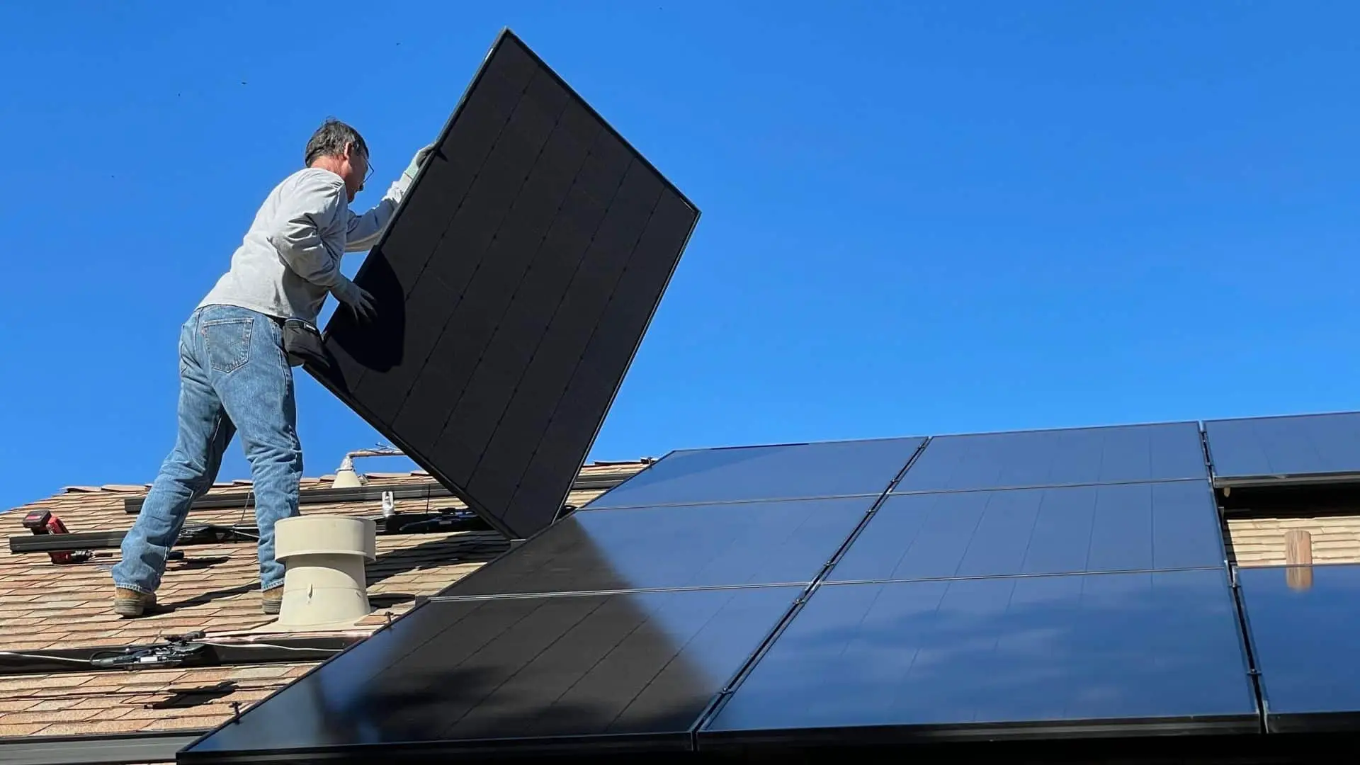 découvrez comment l'adoption limitée des panneaux photovoltaïques impacte la transition énergétique en france. explorez les enjeux, les défis et les opportunités liés à cette technologie verte et son intégration dans le paysage énergétique actuel.