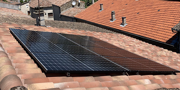 découvrez les différentes aides et subventions disponibles pour l'installation de panneaux photovoltaïques en france. optimisez votre transition énergétique tout en réduisant vos coûts d'électricité grâce à des solutions de financement adaptées.