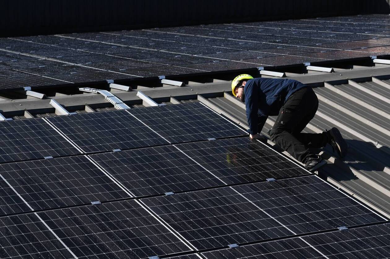 découvrez les différentes aides disponibles pour l'installation de panneaux photovoltaïques en france. profitez de subventions, crédits d'impôt et prêts à taux zéro pour transformer votre consommation énergétique tout en réalisant des économies.