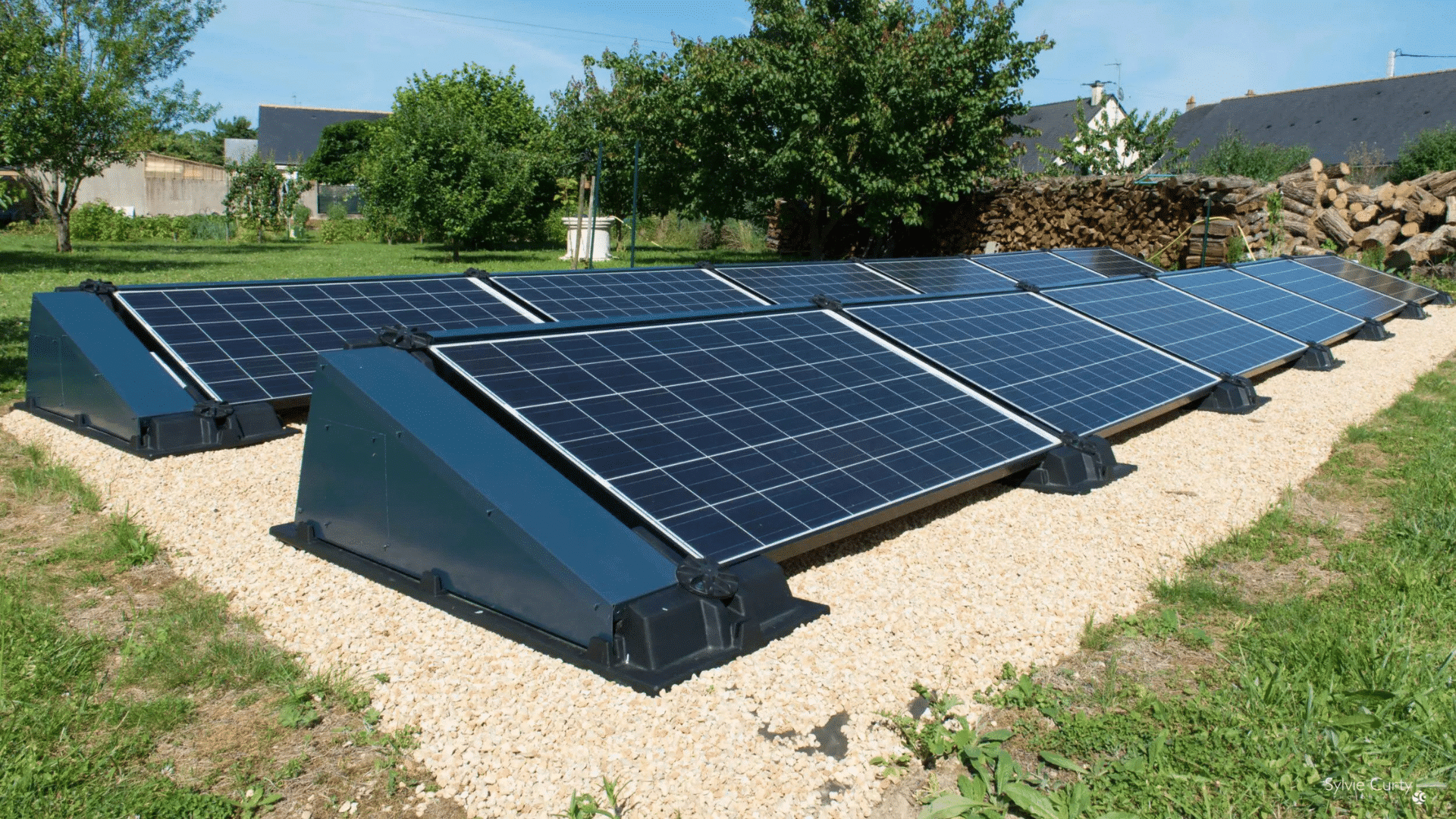 découvrez les avantages et inconvénients des panneaux photovoltaïques dans notre guide complet. informez-vous sur l'efficacité énergétique, les économies potentielles, l'impact environnemental et les coûts associés pour faire un choix éclairé sur l'installation de systèmes solaires.