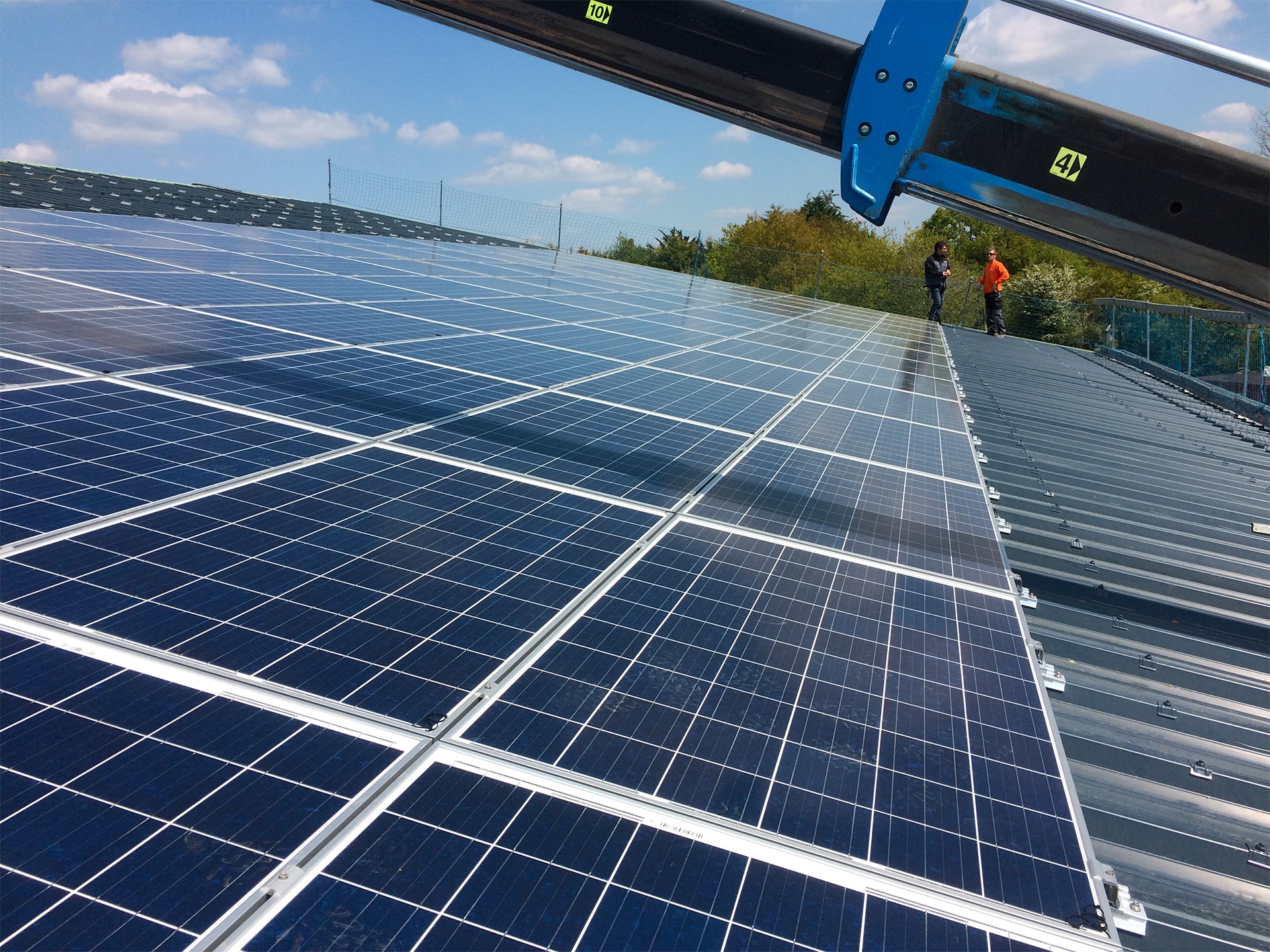 découvrez les avantages du bac acier pour l'installation de panneaux photovoltaïques. ce matériau durable et résistant assure une protection optimale tout en intégrant parfaitement vos systèmes solaires. apprenez comment allier esthétique et performance énergétique avec nos solutions innovantes.