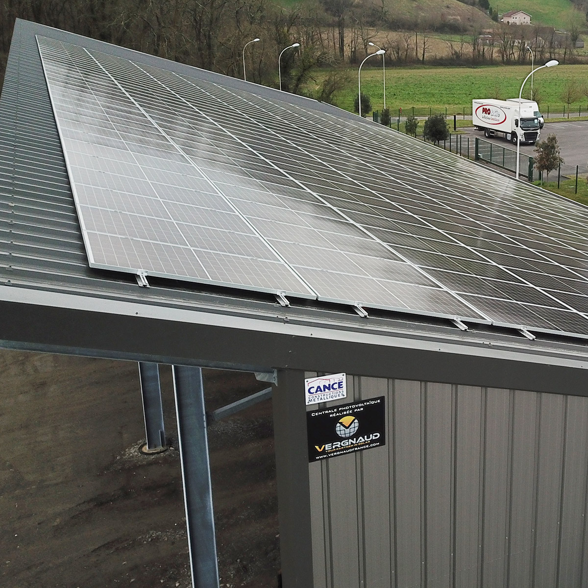 découvrez comment intégrer des panneaux photovoltaïques à votre charpente pour maximiser l'efficacité énergétique de votre bâtiment. profitez des avantages écologiques et économiques de l'énergie solaire grâce à nos solutions innovantes et durables.