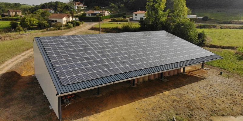 découvrez les avantages de la charpente photovoltaïque, une solution innovante qui combine structure et production d'énergie solaire. optimisez votre espace tout en réduisant votre empreinte carbone avec cette technologie moderne et durable.