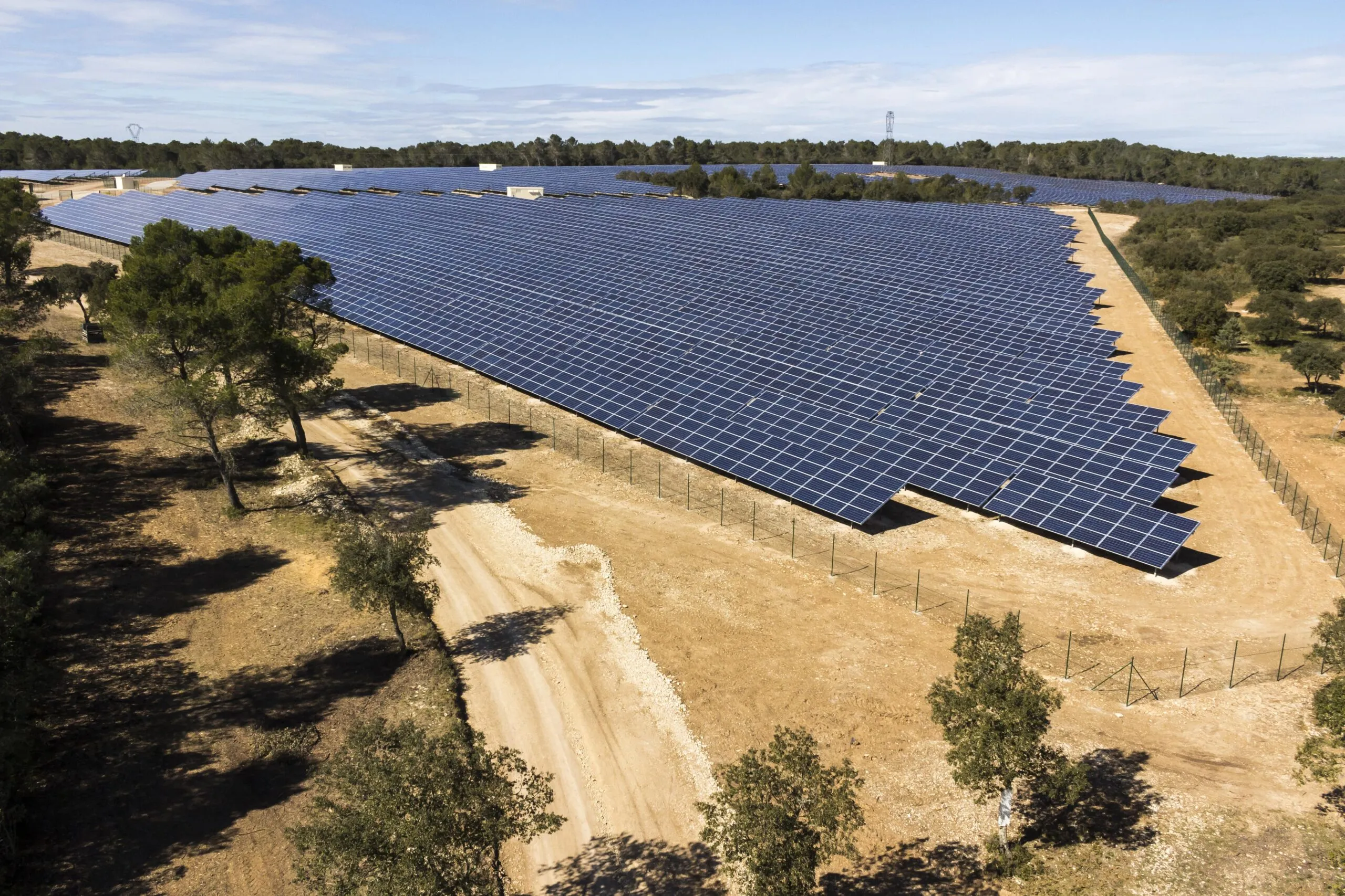 découvrez les avantages des coopératives photovoltaïques : un modèle collaboratif qui permet de produire et de consommer de l'énergie solaire tout en soutenant la transition énergétique. adhérez à une initiative durable et participez à la préservation de notre environnement.