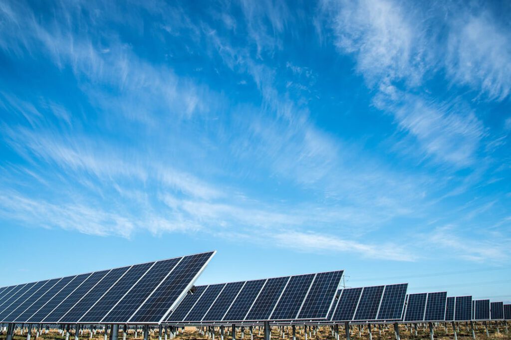 découvrez tout ce qu'il faut savoir sur la déclaration des panneaux photovoltaïques en france. guide complet sur les démarches administratives, les subventions disponibles et les avantages à long terme de l'énergie solaire.