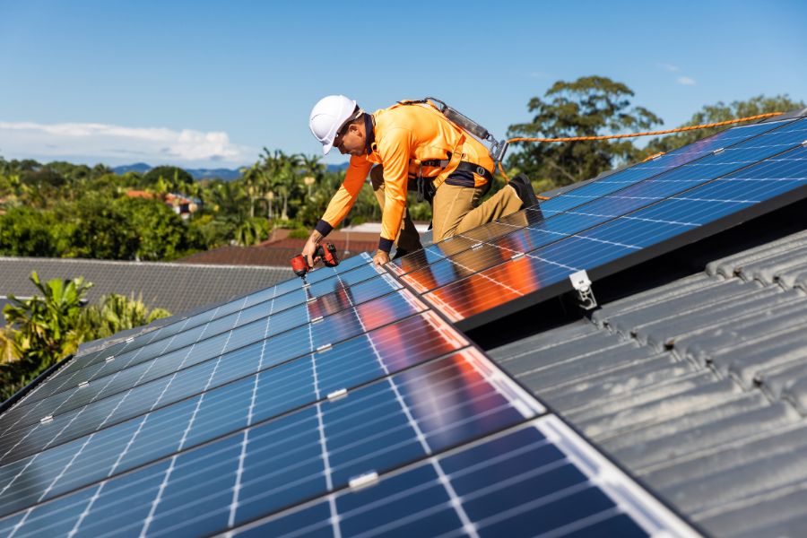 découvrez comment déclarer vos panneaux photovoltaïques pour optimiser votre fiscalité. apprenez les démarches à suivre, les avantages fiscaux, et les erreurs à éviter lors de votre déclaration d'impôts sur les revenus générés par votre installation solaire.