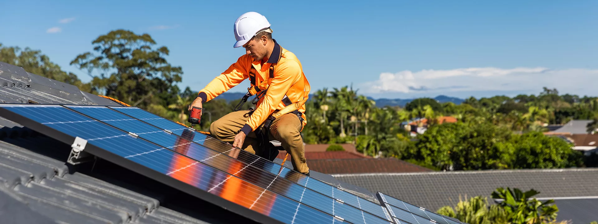 découvrez comment déclarer vos panneaux photovoltaïques pour vos impôts. obtenez des conseils pratiques, des informations sur les déductions fiscales et les obligations légales pour une déclaration réussie.