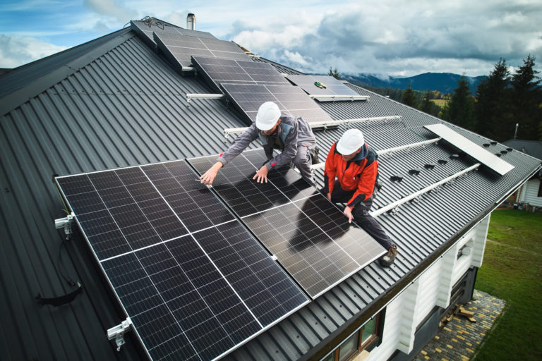 découvrez les défis rencontrés dans l'installation et l'utilisation des panneaux photovoltaïques, de l'efficacité énergétique aux contraintes techniques, en passant par les enjeux environnementaux. éclairez-vous sur les solutions innovantes pour surmonter ces obstacles et maximiser les avantages des énergies renouvelables.