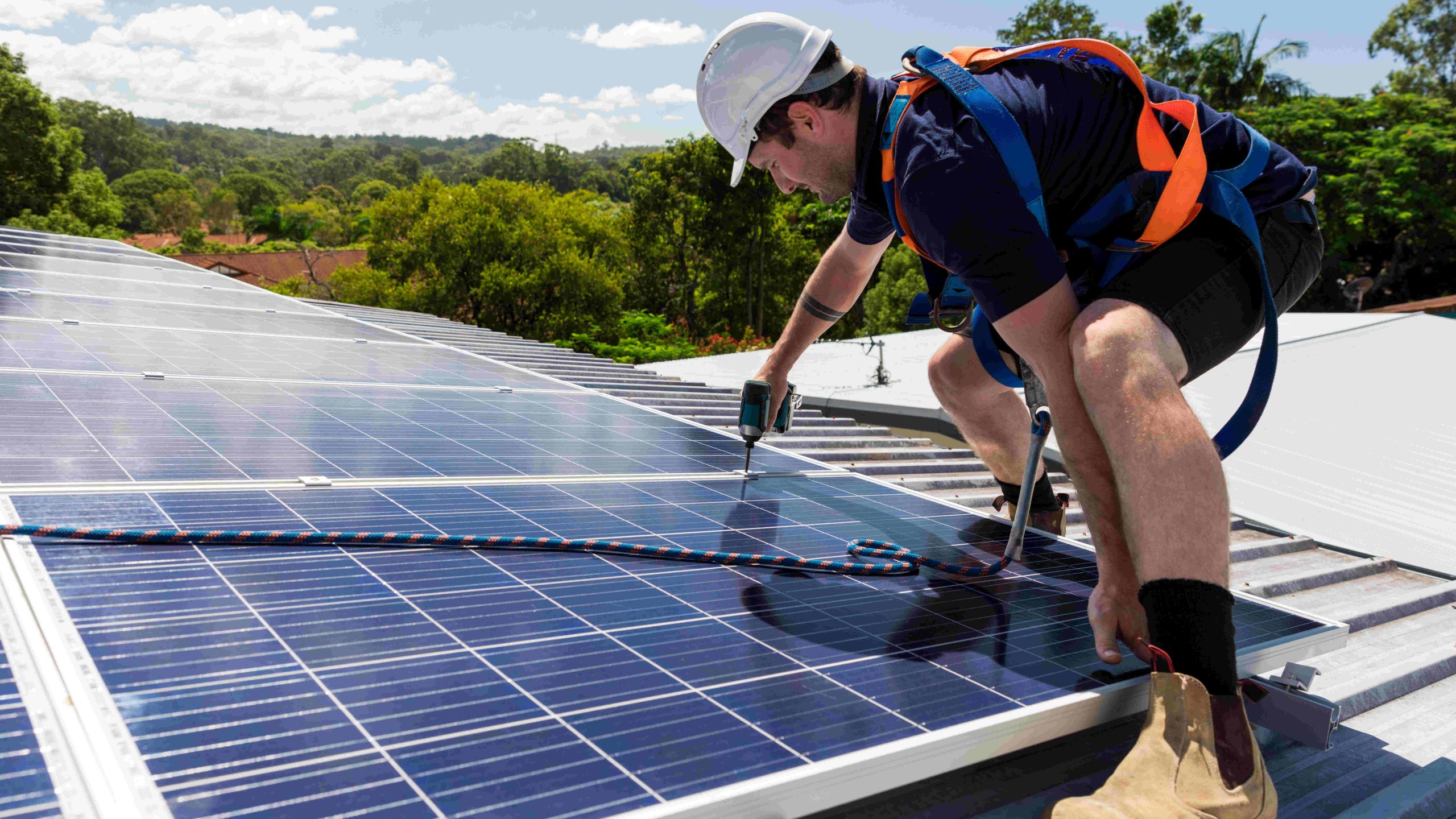découvrez comment devenir installateur photovoltaïque et tirer parti de la transition énergétique. apprenez les compétences nécessaires, les formations disponibles et les opportunités de carrière dans le secteur en pleine expansion des énergies renouvelables.