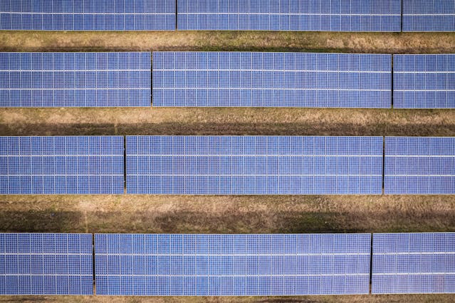 découvrez les principales différences entre les panneaux solaires photovoltaïques et thermiques. apprenez à choisir le système adapté à vos besoins énergétiques et à optimiser votre installation pour une meilleure performance.