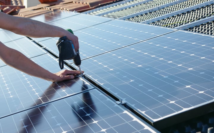 découvrez les principales différences entre les panneaux solaires : panneaux photovoltaïques, thermiques et hybrides. apprenez comment choisir la meilleure option pour votre installation et maximiser votre production d'énergie renouvelable.