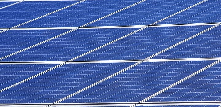 découvrez tout ce qu'il faut savoir sur les dimensions des panneaux photovoltaïques. comprenez comment ces tailles impactent la production d'énergie solaire, le choix du matériel et l'installation, pour optimiser votre projet de panneaux solaires.