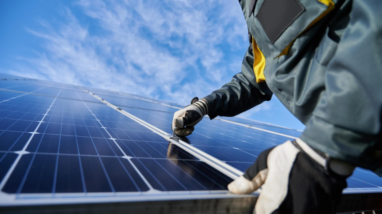 optimisez la performance de vos panneaux photovoltaïques grâce à un entretien régulier. découvrez nos conseils et services spécialisés pour prolonger leur durée de vie et assurer un rendement optimal, tout en profitant des énergies renouvelables.